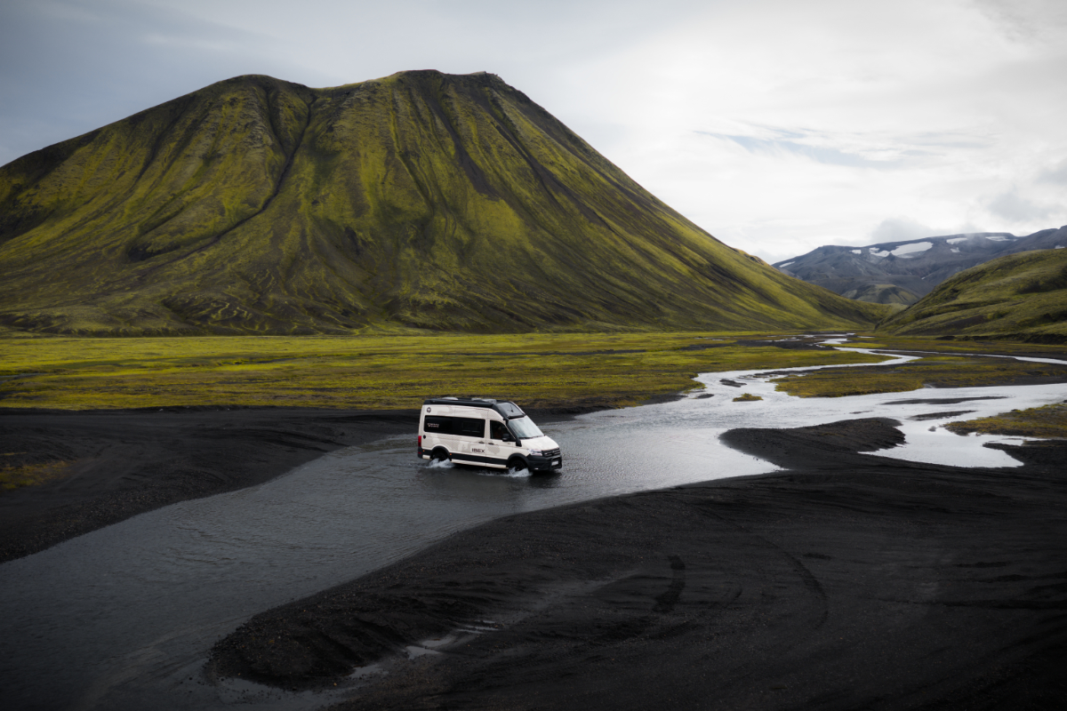 Eine Landschaft auf den Ferör-Inseln mit einem weißen Camper Van.