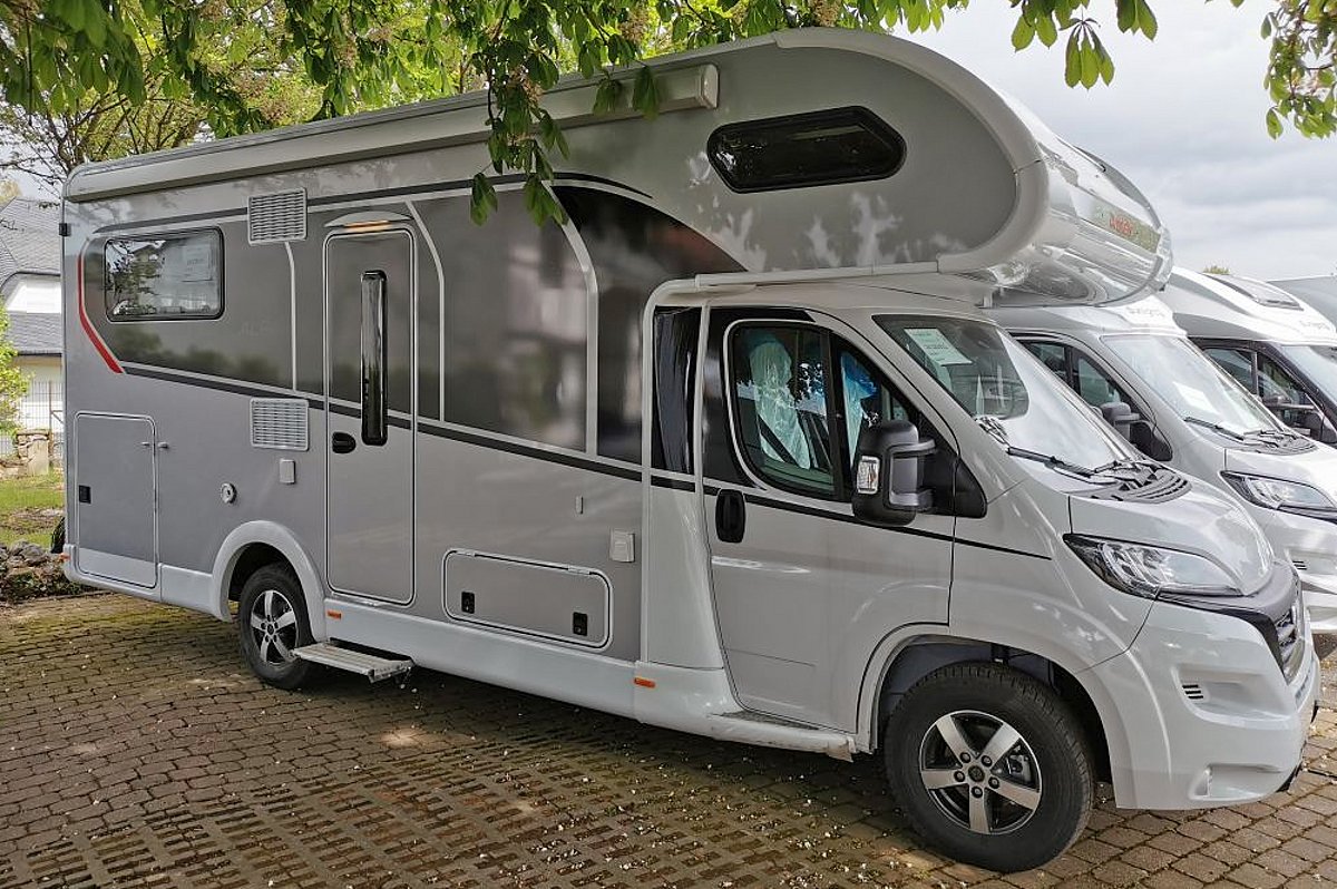 Ein Alkoven-Wohnmobil von Dethleffs mit grauen und roten Details.