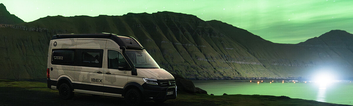 Ein Wohnmobil der Marke Sunlight vor einer Bergkulisse.