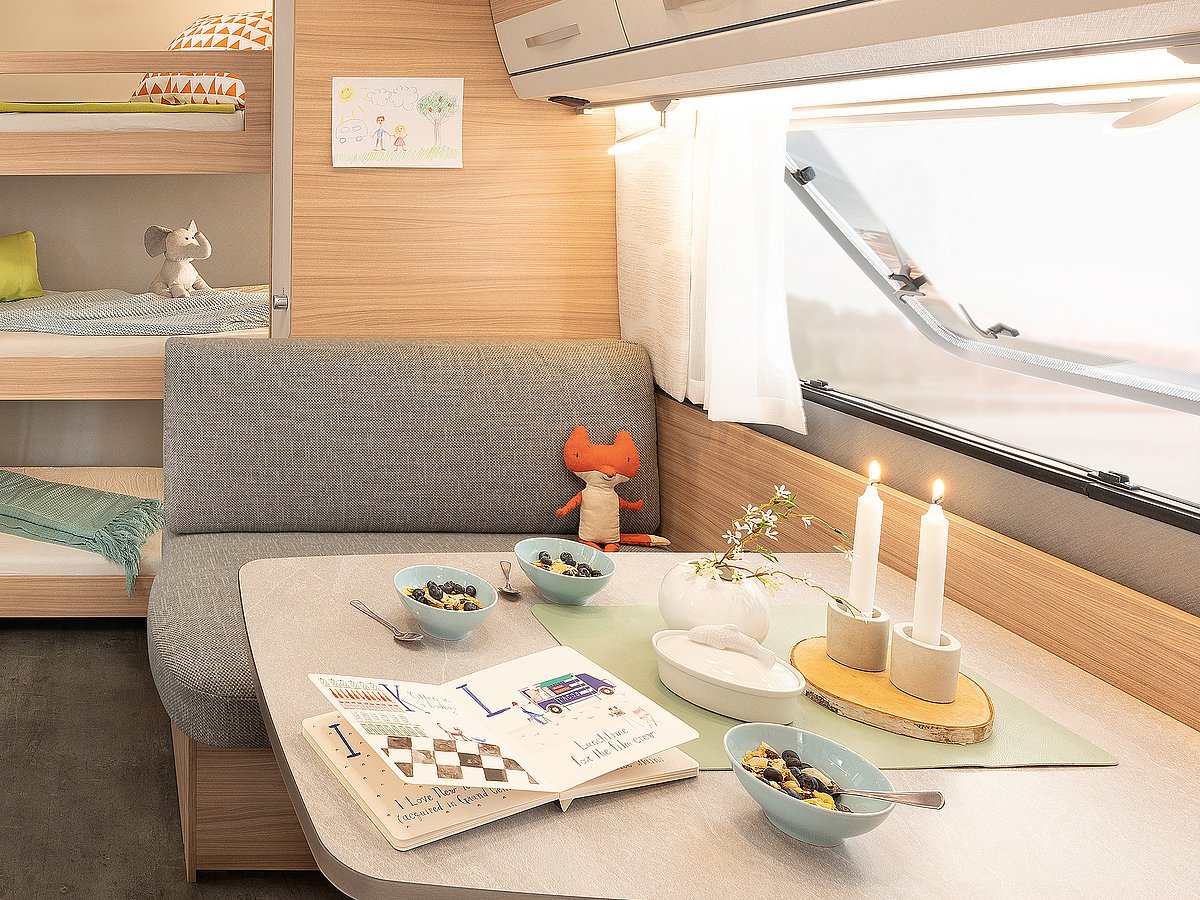 Abbildung zeigt optionales drittes Bett als kostenpflichtige Mehrausstattung.