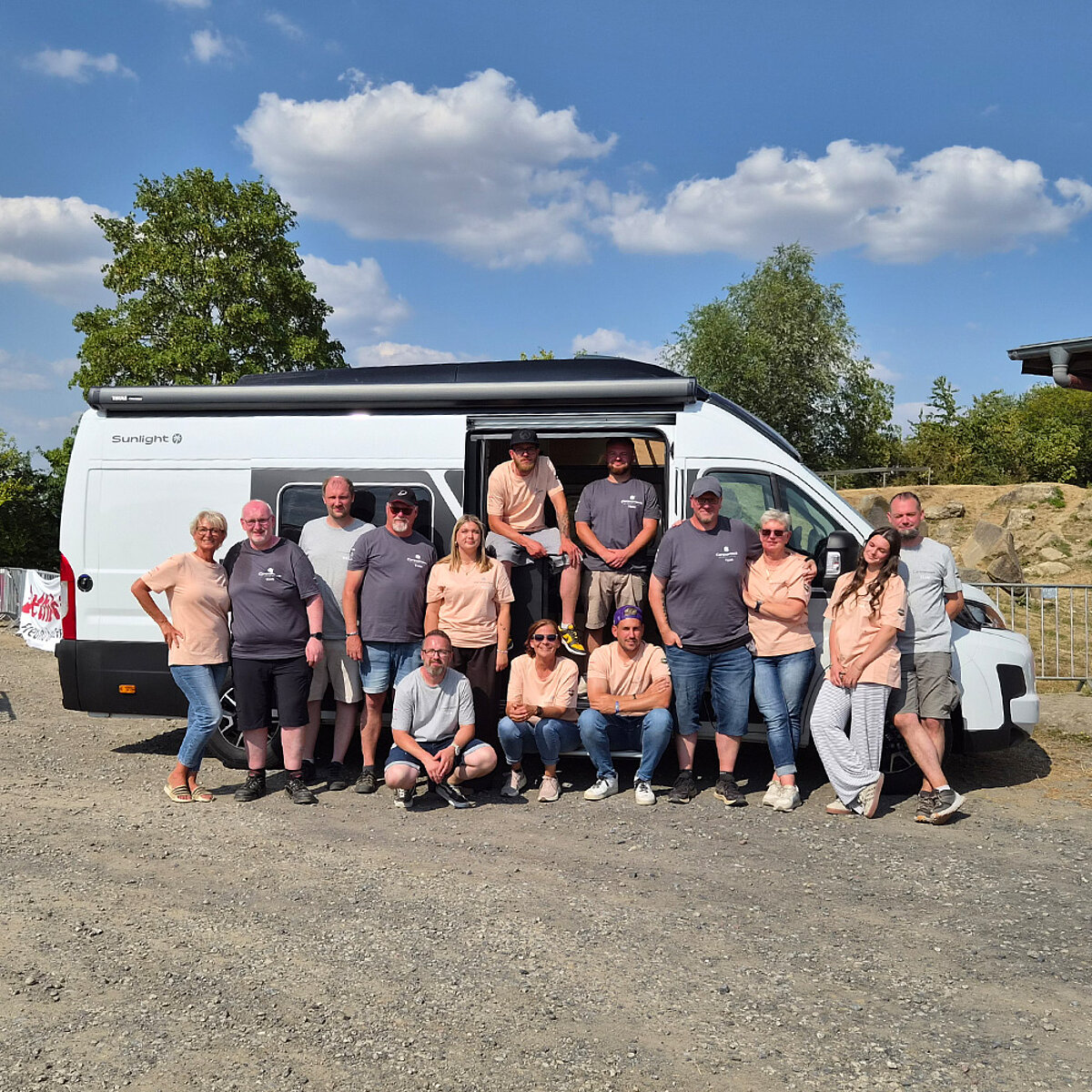 Das Team von Caravanzeit vor einem Camper Van.