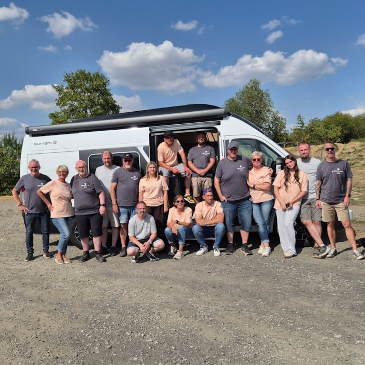 Das Team von Caravanzeit vor einem Camper Van.