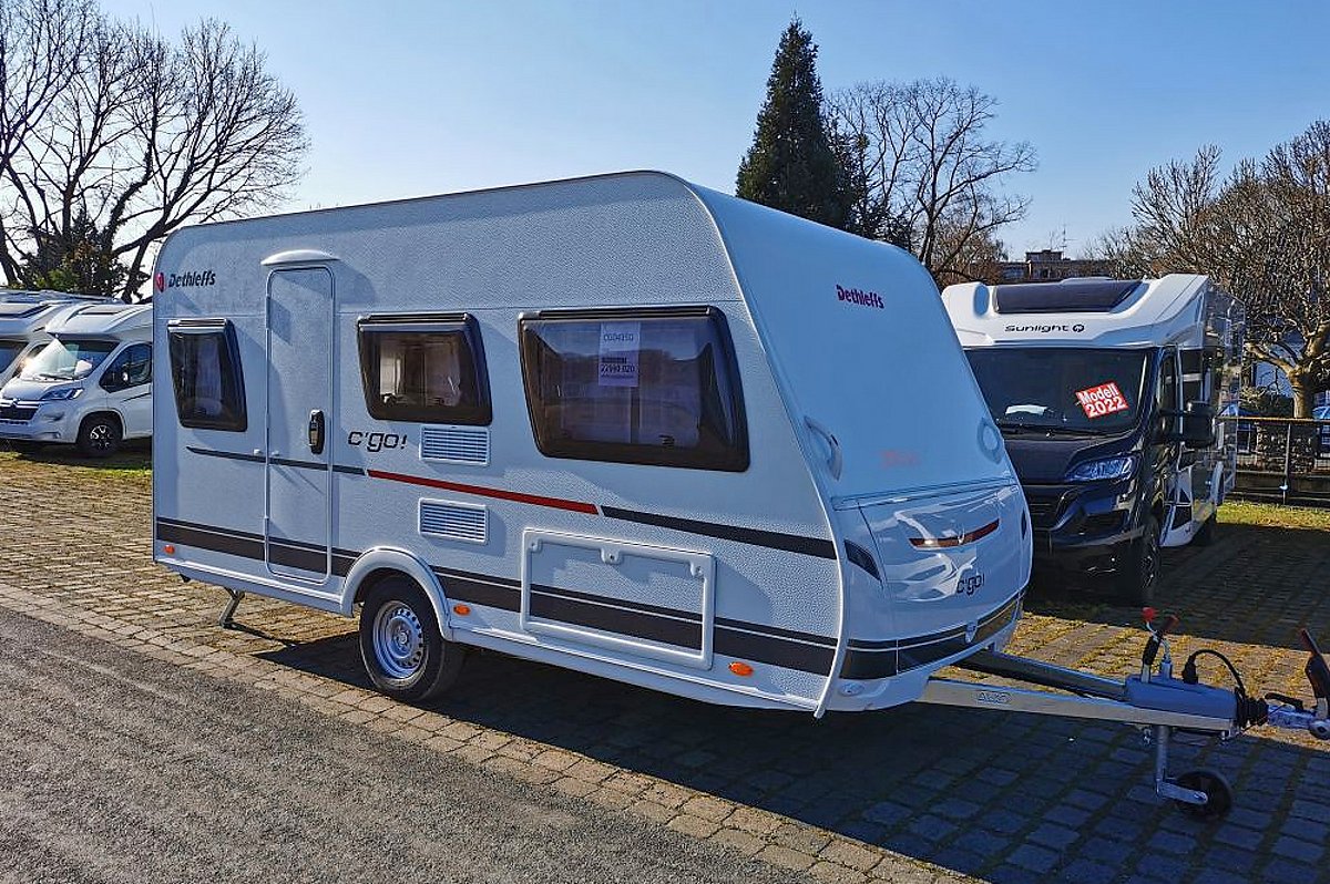 Ein weißer Wohnwagen von Dethleffs mit dunklen Designelementen.