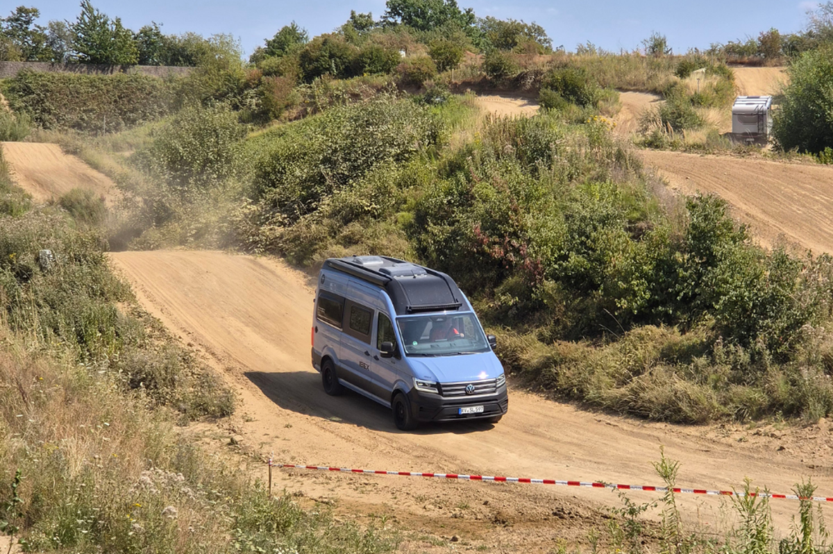 Blauer Camper Van auf der Offroad-Strecke