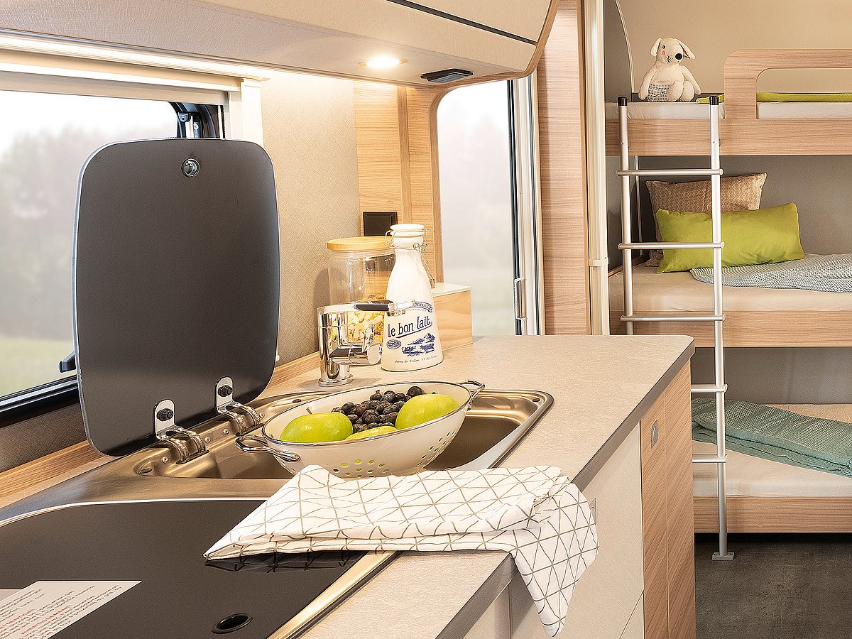 Abbildung zeigt optionales drittes Bett als kostenpflichtige Mehrausstattung.