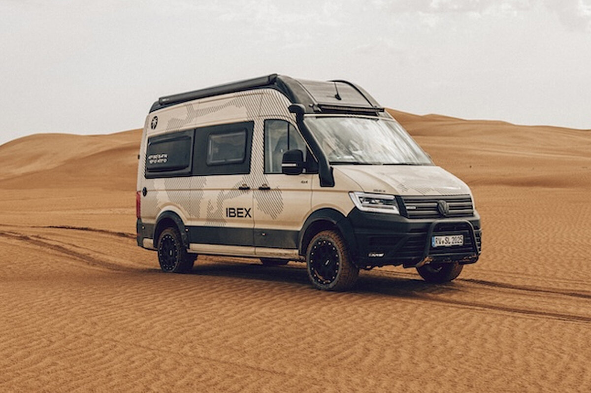 Heller Camper Van in einer Wüste.