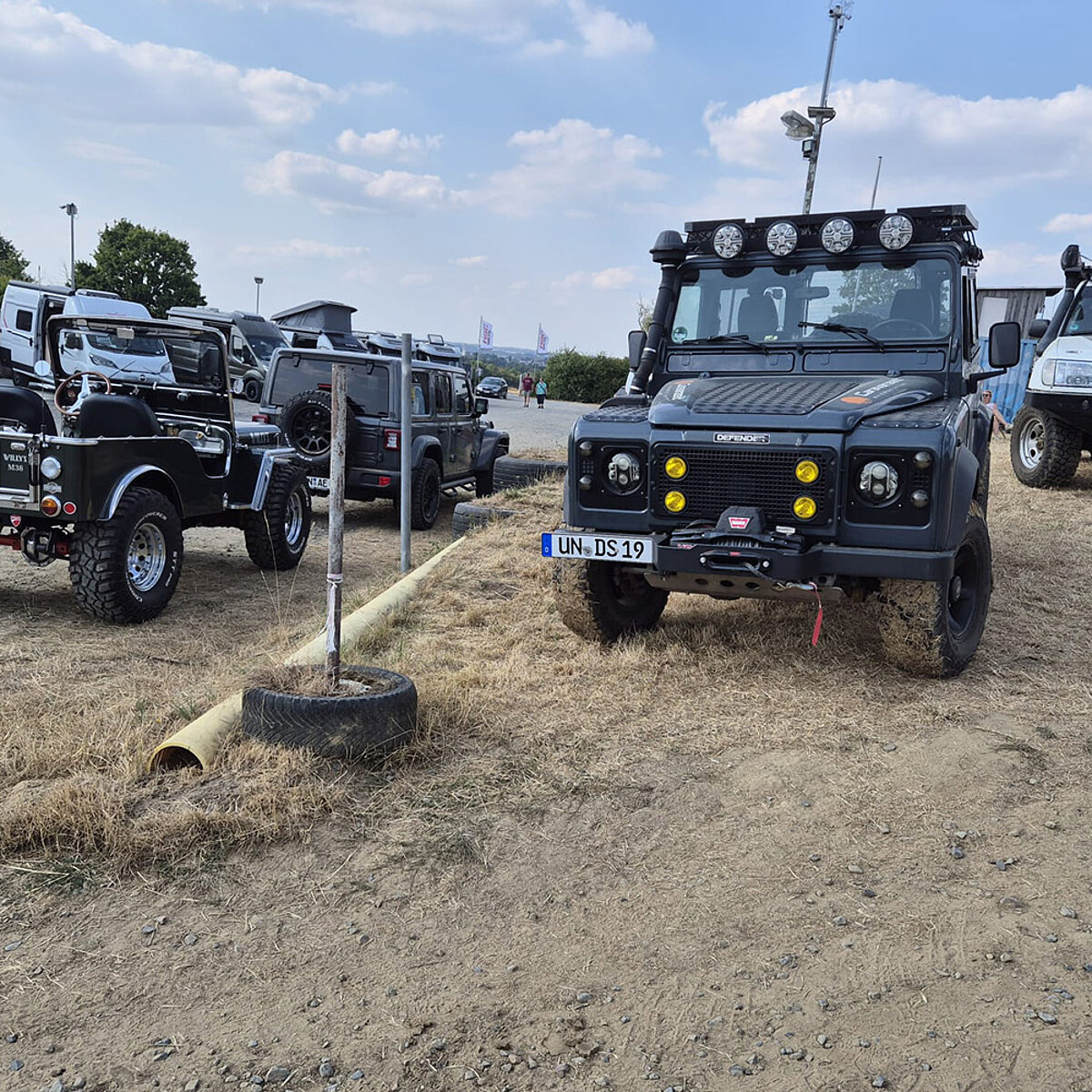 Mehrere Offroad-Fahrzeuge nebeneinander.