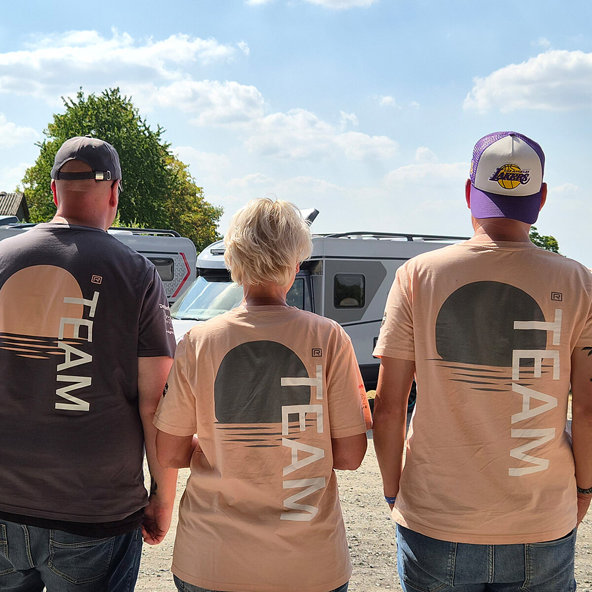 Drei Menschen vom Team von Caravanzeit von hinten.