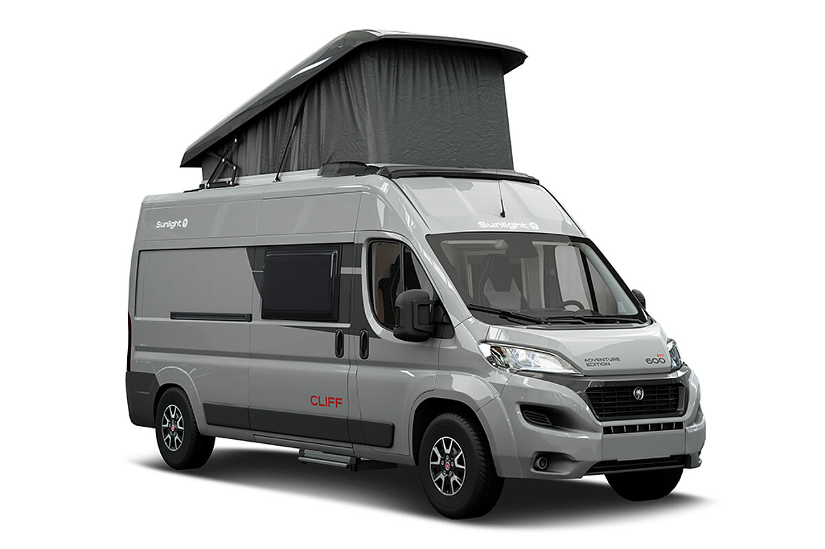 Kastenwagen mit aufgestelltem Dach.