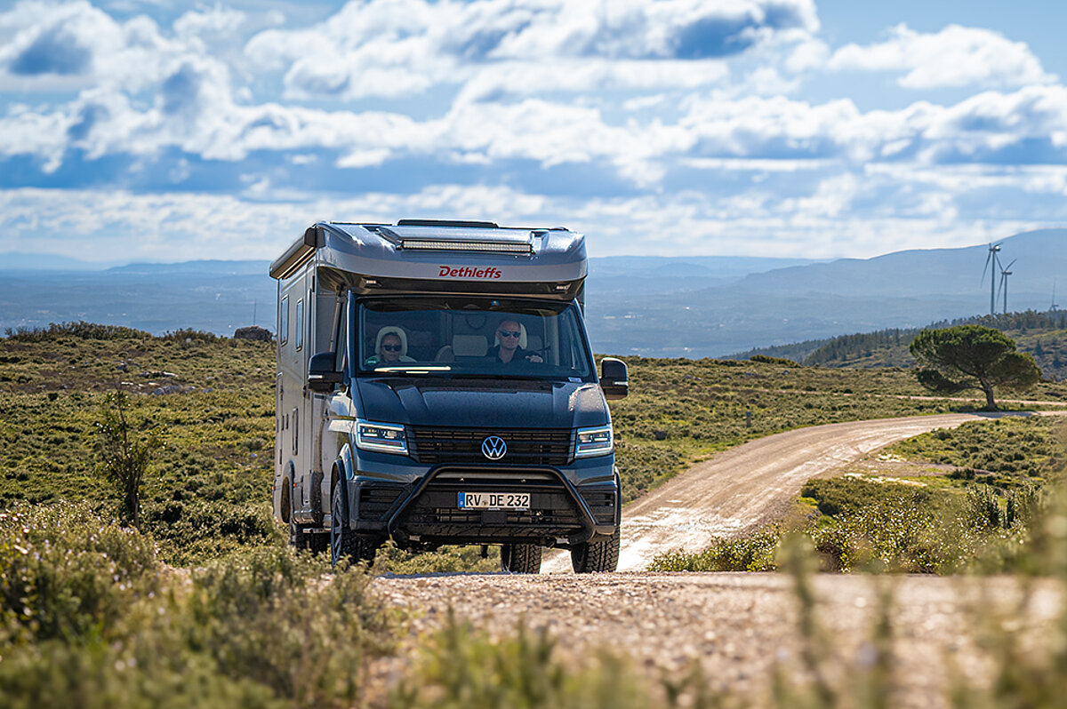 Ein dunkles Wohnmobil auf einer Straße.